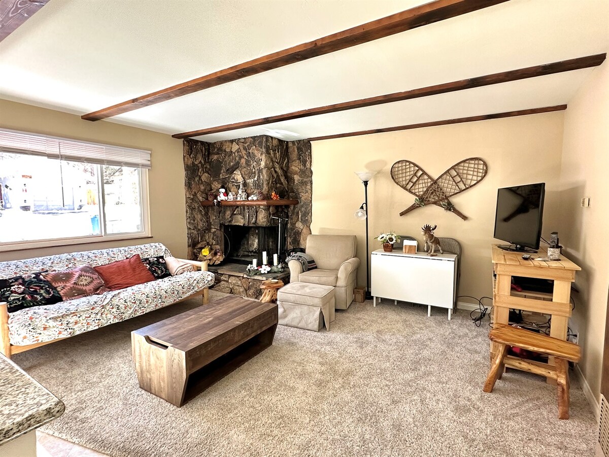 เก้าอี้และโซฟา/ฟูกนอนสบายๆข้างเตาผิงไม้โต๊ะกาแฟสมาร์ททีวี