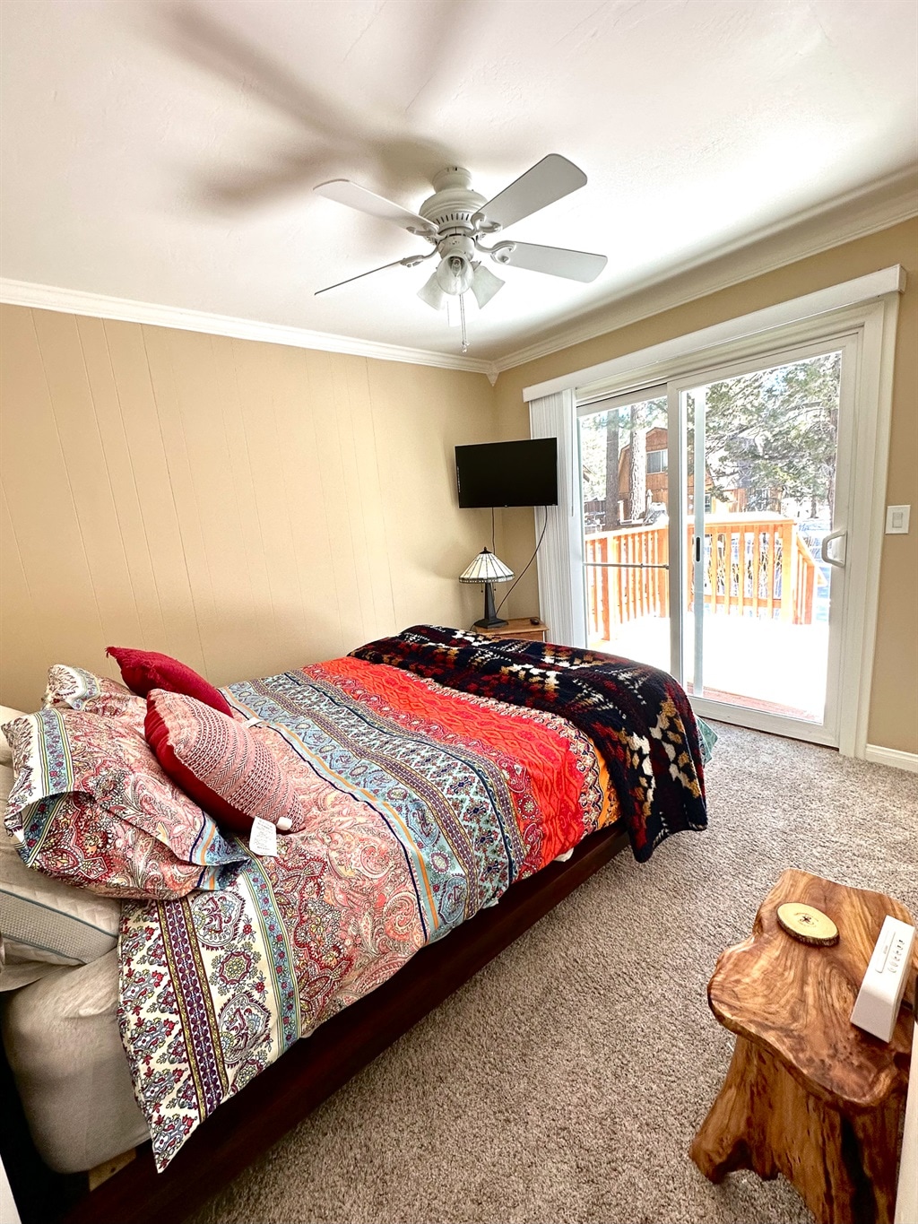 ห้องนอนควีนไซส์มีประตูบานเลื่อนไปยังดาดฟ้าด้านหลังเป็นสถานที่ที่ดีเยี่ยมสำหรับกาแฟยามเช้าของคุณ!