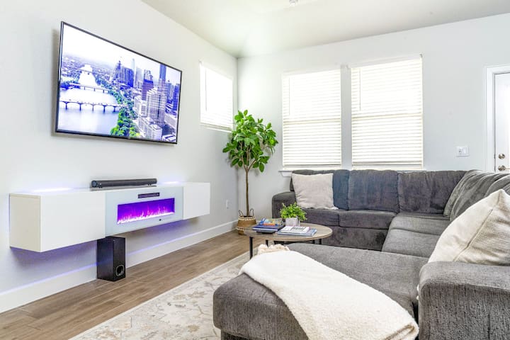 Luxury Retreat! Pet Friendly | near COTA