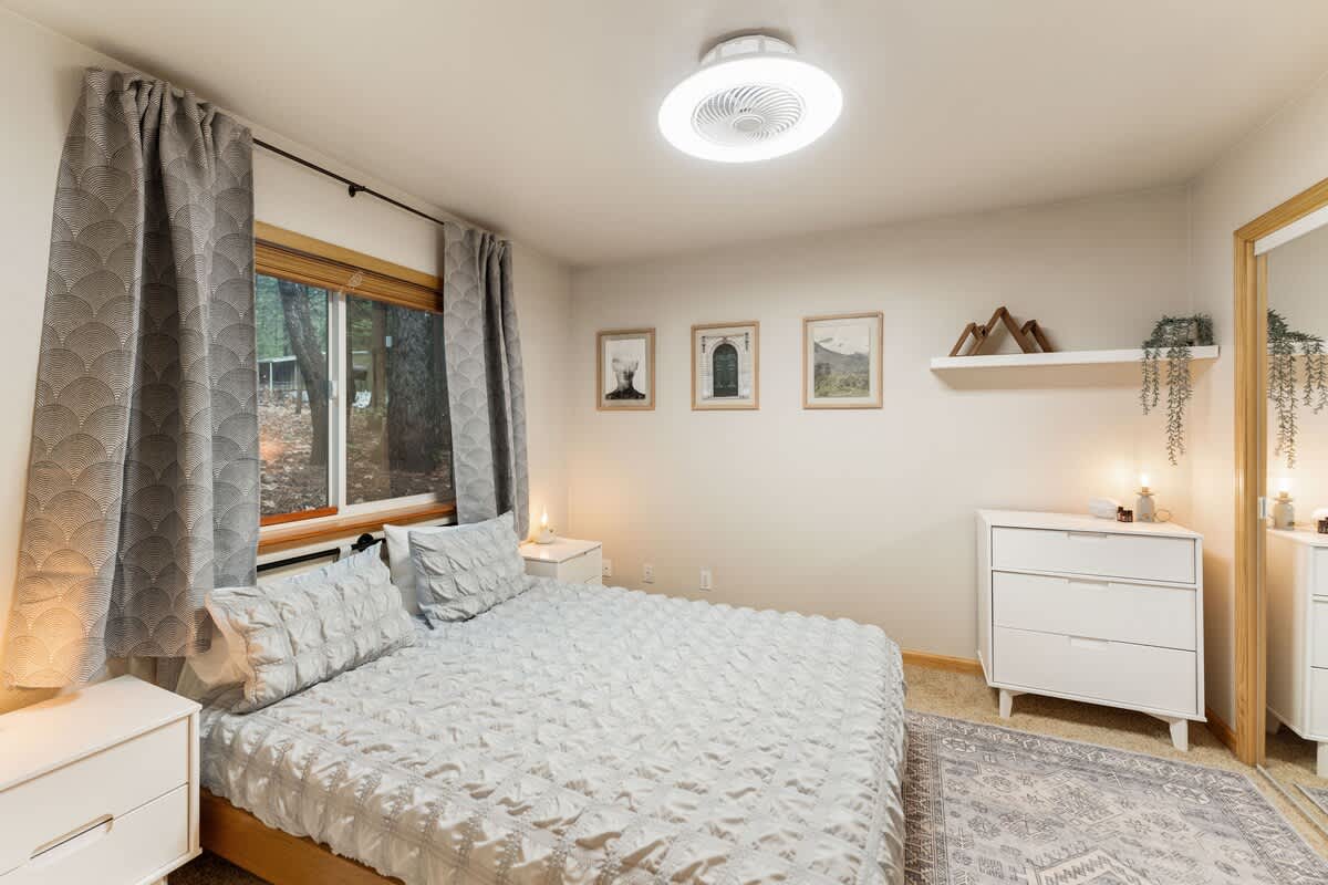 Chumba cha kulala cha ghorofa ya chini kina kitanda cha ukubwa wa queen.