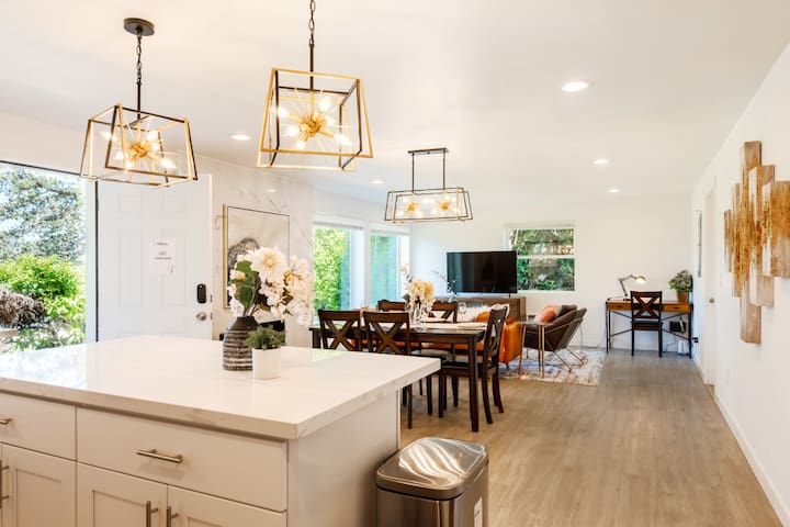 3b2b Lower Unit w/ Gorgeous Green Lake View