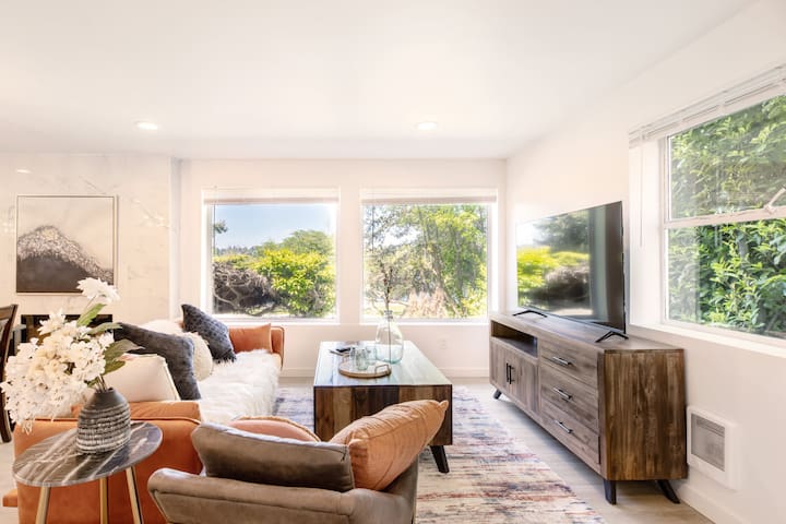 3b2b Lower Unit w/ Gorgeous Green Lake View gallery image 5