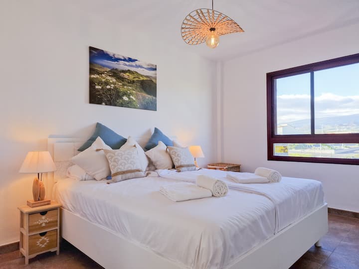 Dormitorio principal con cama tamaño king y vistas a la montaña