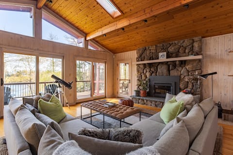 Beautiful Lakefront w/ Hot Tub in Livingston Manor