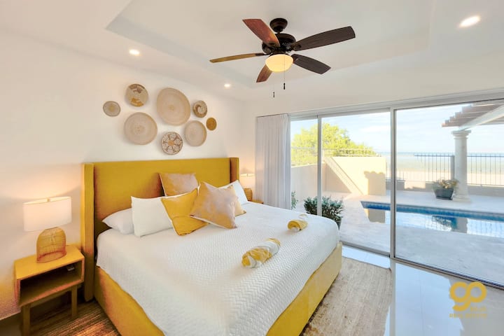 Dormitorio 1 con una cama tamaño king