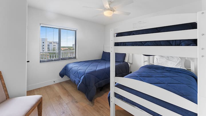 客房配有一张舒适的标准双人床和一张双层床，非常适合家庭或团体入住