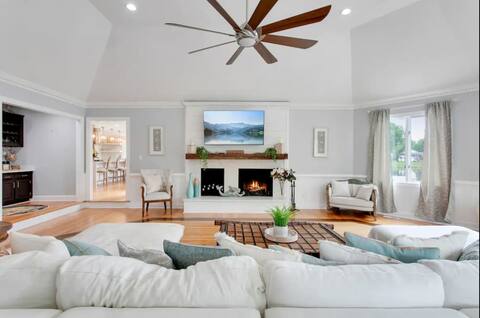 Luxury Lakefront Estate & Guest House w/ Pool