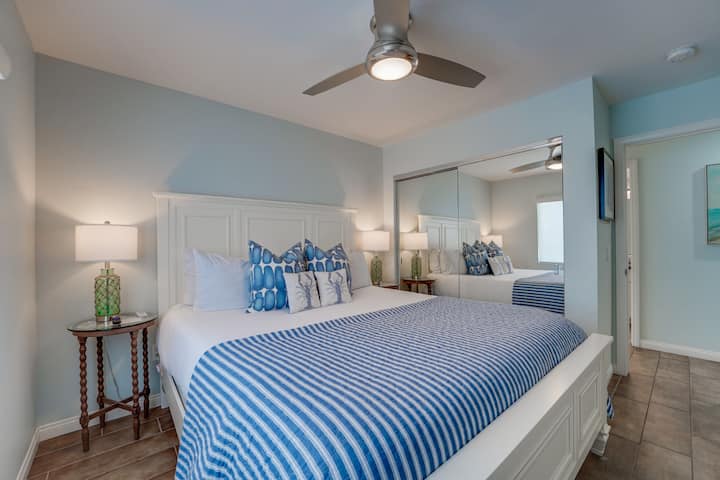 817 Spálňa na druhom poschodí s manželskou posteľou