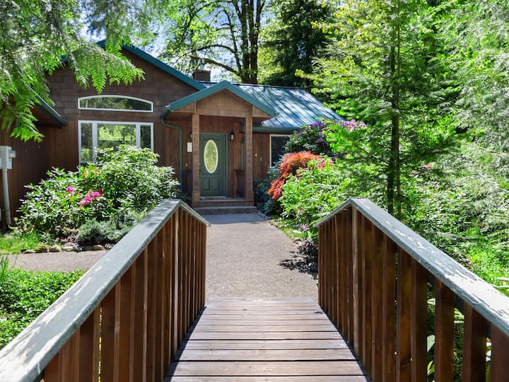 Creekside Home With Hot Tub And Fire Pit - Oregon