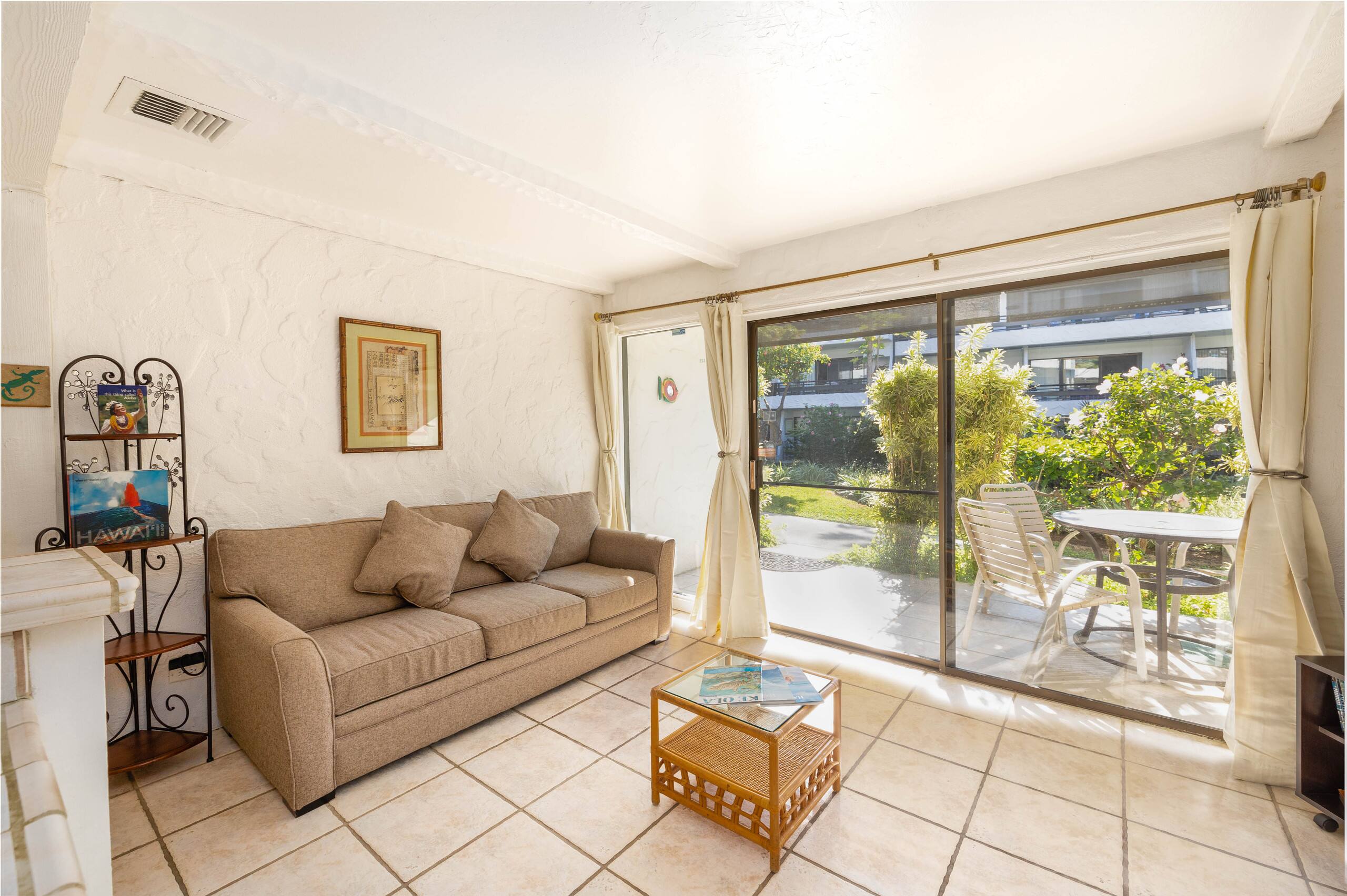 Condo in Kailua-Kona · ★4.46 · 1 bedroom · 2 beds · 1 shared bath - Image 6