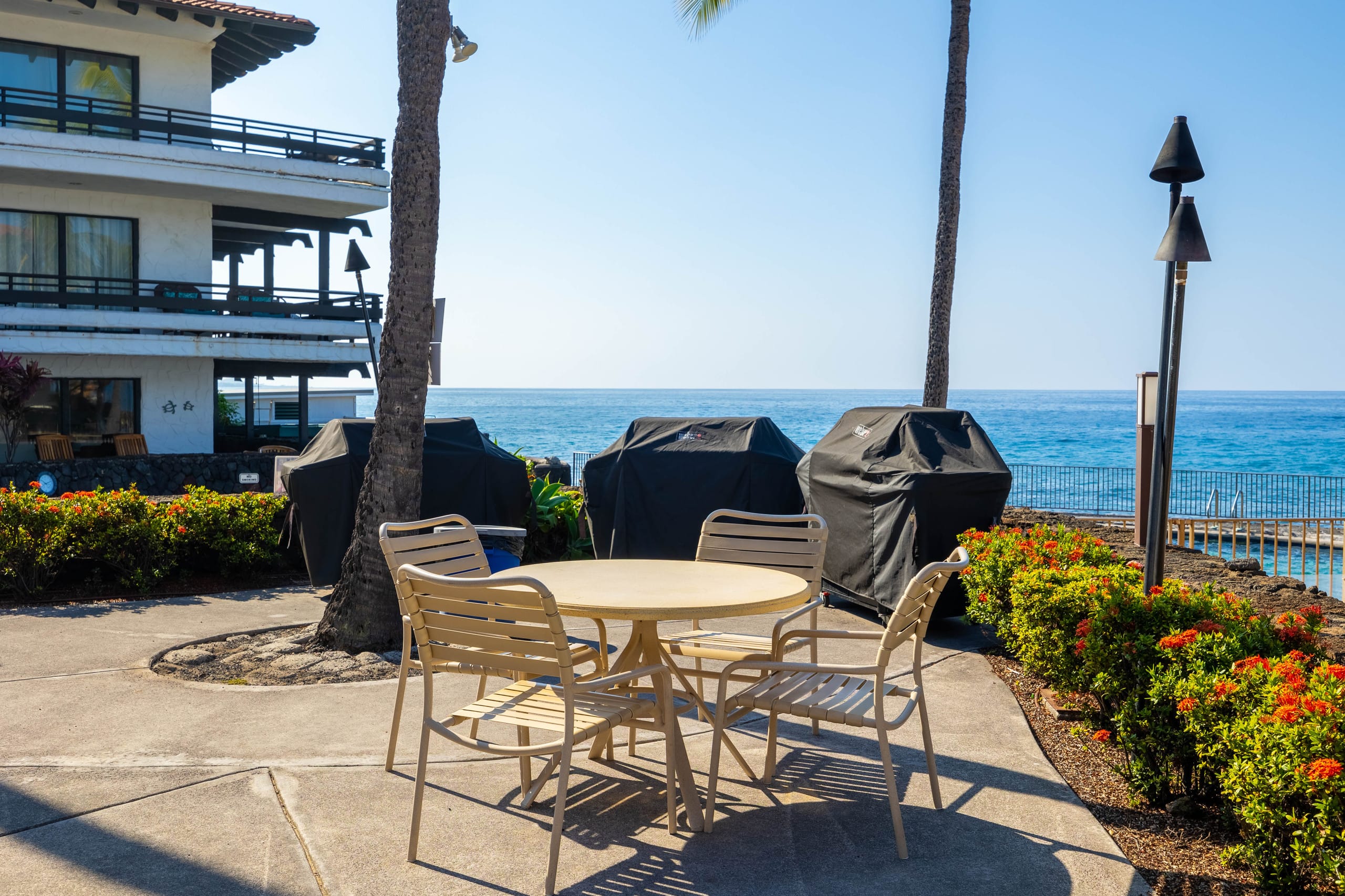 Condo in Kailua-Kona · ★4.46 · 1 bedroom · 2 beds · 1 shared bath - Image 4