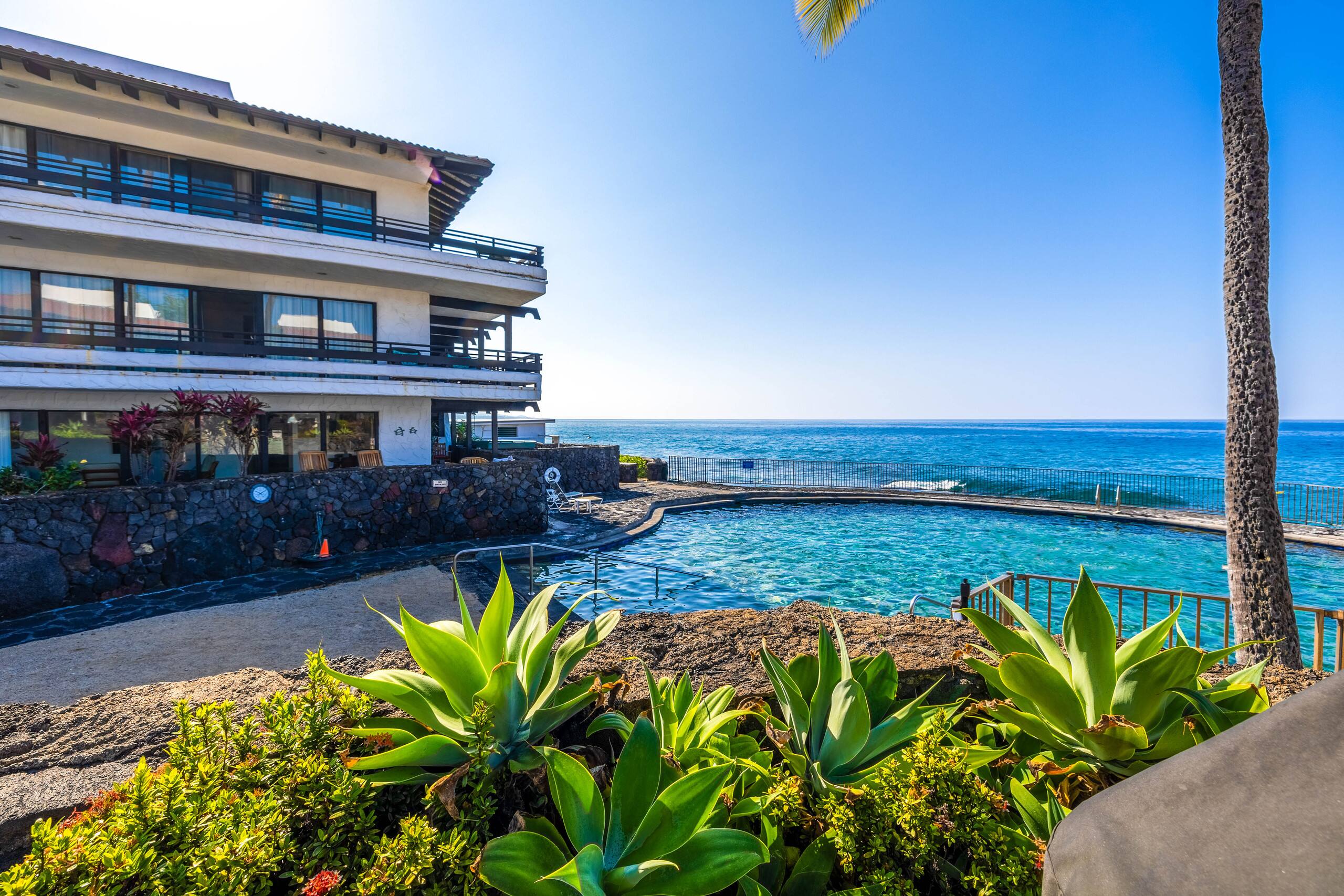 Condo in Kailua-Kona · ★4.46 · 1 bedroom · 2 beds · 1 shared bath - Image 1