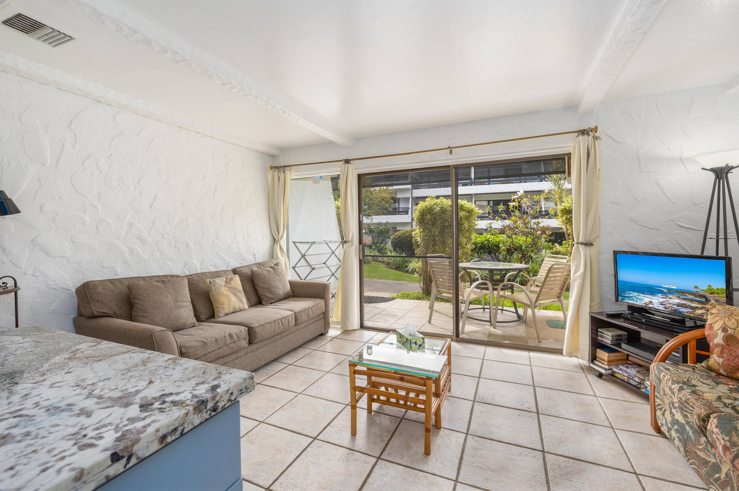 Condo in Kailua-Kona · ★4.46 · 1 bedroom · 2 beds · 1 shared bath - Image 7