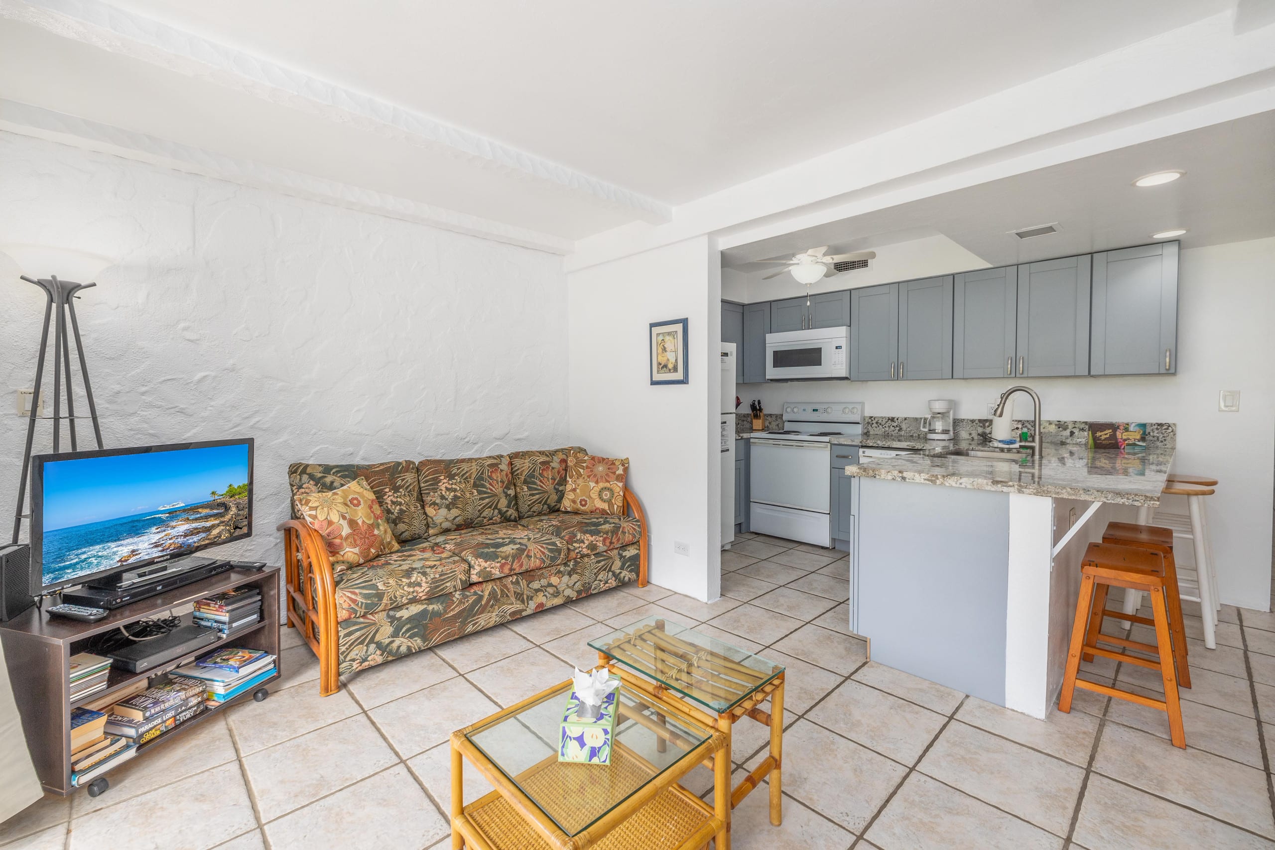 Condo in Kailua-Kona · ★4.46 · 1 bedroom · 2 beds · 1 shared bath - Image 8