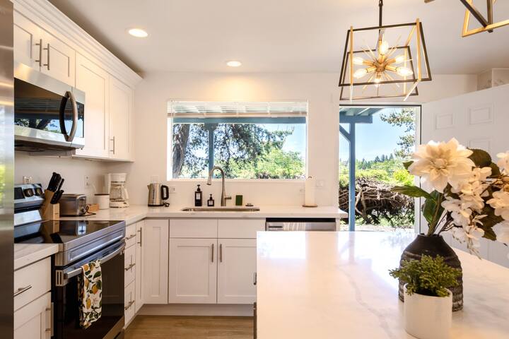 6b4b Newly Remodeled Home w/ Green Lake View gallery image 4