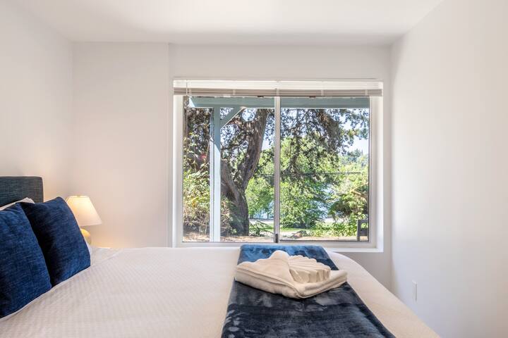 6b4b Newly Remodeled Home w/ Green Lake View gallery image 3