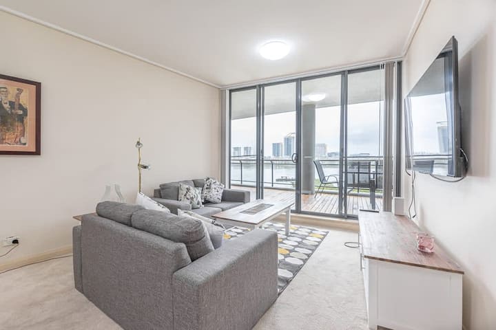 Cozy 2BD Apt w/ Waterview near Olympic Park