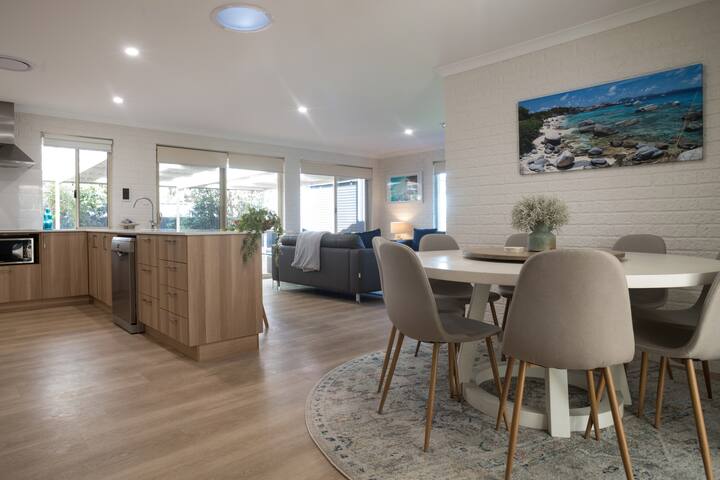 Dunsborough Bay Retreat—Steps from Beach & Dining gallery image 3