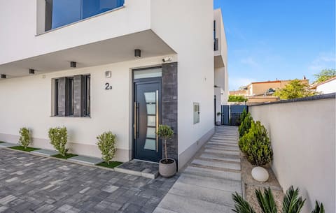 Beautiful apartment in Jezera with WiFi