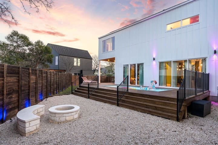 Stylish Home w Pool & Hot Tub near—South 1st St