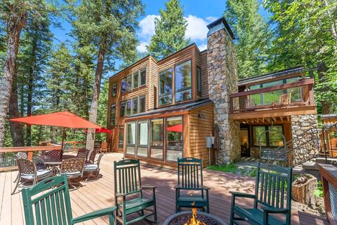 Carpe Montem - Modern, Views, Large Deck, Hot Tub, Private, Wooded