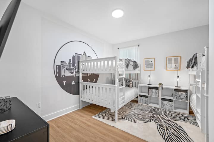 მეტი სივრცეა ზემო სართულზე, სადაც ორი საწოლია ერთმანეთზე, რაც იდეალურია ბავშვებისთვის, მოზარდებისა და ჯგუფებისთვის. ნომერში არის ორი კომოდი, რომლებიც სათავსოსა და საწოლისთვის განკუთვნილი კომფორტული საშუალებების შესანახად გამოიყენება. სასიამოვნო და კომფორტული საცხოვრებელი, რომელიც განკუთვნილია დიდი ჯგუფებისთვის დასასვენებლად.