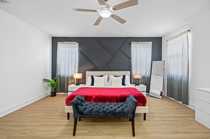 საძინებელი მდებარეობს მეორე სართულზე და გთავაზობთ ფართო სივრცეს, დიდი ორადგილიანი საწოლსა და დეკორატიული კედელს. საერთო სივრცეებისთვის განკუთვნილია საკუთარი სპა‑სახასიათო სააბაზანო და დიდი გარდერობი. დატკბით ბუნებრივი სინათლით, ჭერის ვენტილატორით, კომოდით და კომფორტული დასასვენებელი ადგილით.