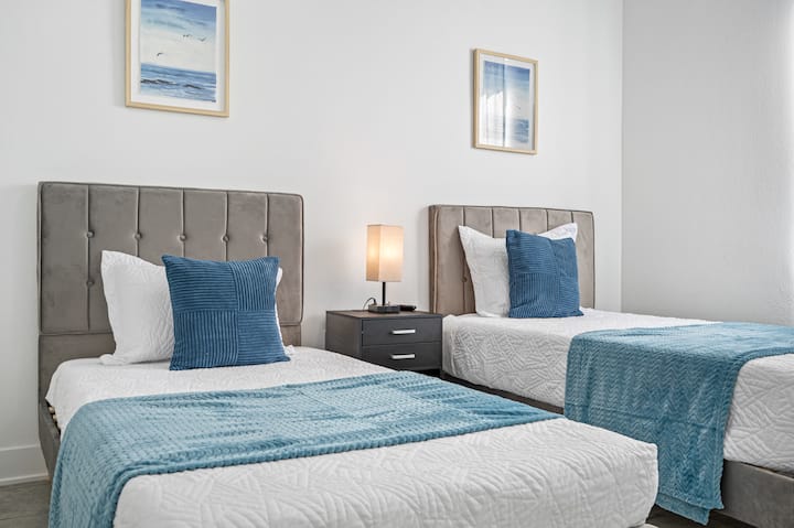 ქვედა სართულზე მდებარე მყუდრო საძინებელი ორი კომფორტული ერთადგილიანი საწოლით, რბილი თეთრეულითა და დამამშვიდებელი დეკორით. აქ არის ჭკვიანი ტელევიზორი, დაბნელების ფარდები და ჭერის ვენტილატორი. იდეალურია ბავშვებისთვის, მეგობრებისთვის ან დამატებითი სტუმრებისთვის, რომლებსაც ღამით მშვიდად დასაძინებლად სურთ.