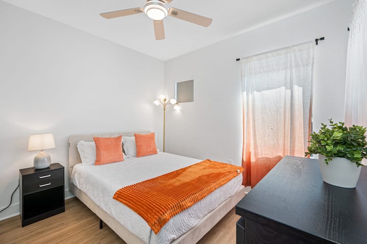 მზით განათებული, მყუდრო საძინებელი მეორე სართულზე, რომელშიც დგას კომფორტული 152‑179 სმ ზომის საწოლი, ჭერზე დამონტაჟებული ჭკვიანი ტელევიზორი, დიდი კარადა, ჭერის ვენტილატორი, საწოლთან განათება და კომოდი ნივთების შესანახად. საცხოვრებელი, სადაც მშვიდად დაისვენებთ ხანგრძლივი დღის შემდეგ.