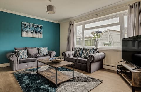 Spacious 4 Bedroom House private parking