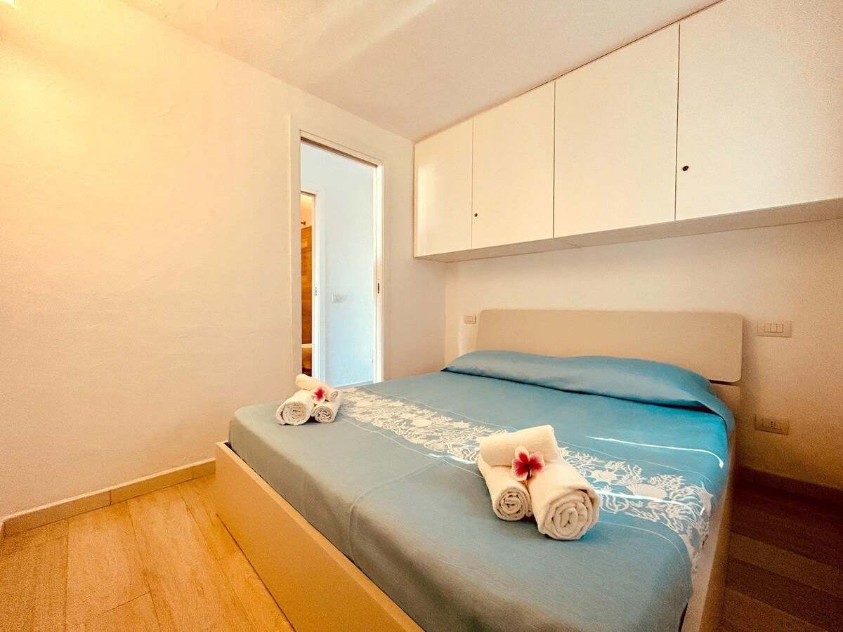 Dhomë gjumi me krevat dopio me ajër të kondicionuar.