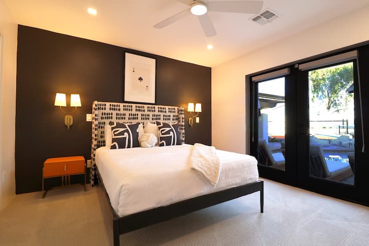 4 miegamasis pasižymi stulbinančiu nestandartiniu dekoru, putplasčio dvigule lova, dideliu HDTV su kabeline televizija, viso dydžio spinta ir prancūziškomis durimis, vedančiomis į kiemą!