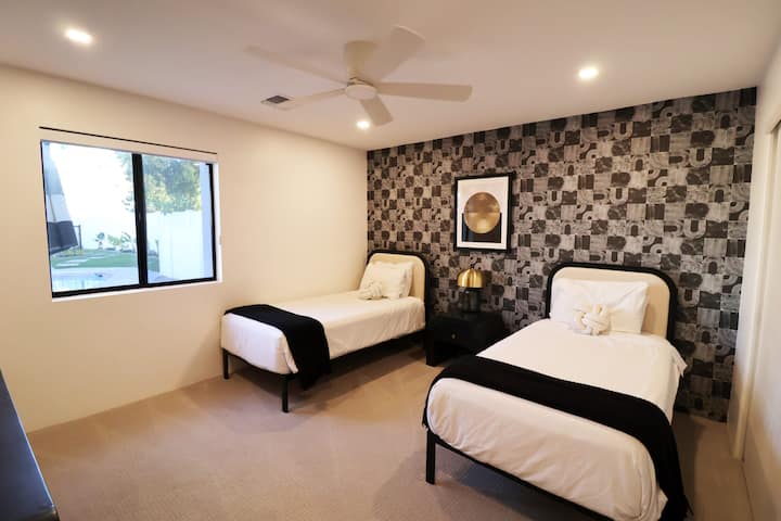 3 miegamajame yra elegantiškas nestandartinis dekoras, dvi prabangios poroloninės lovos, didelis HDTV su kabeline televizija, viso dydžio spinta ir vaizdingas vaizdas į nuostabų kiemą!