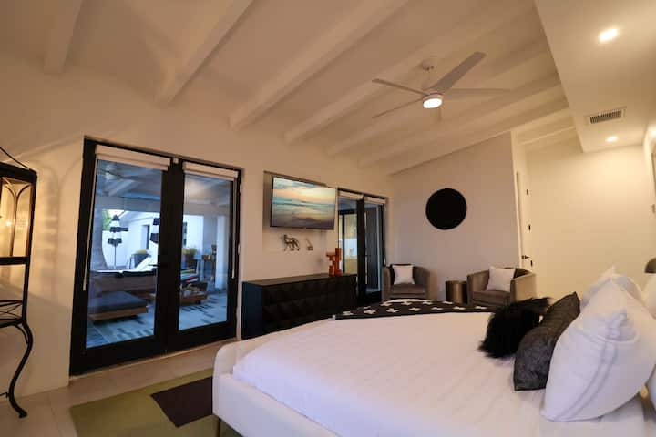 Pagrindiniame pagrindiniame miegamajame yra stulbinantis dekoras, erdvi „memory foam king“ lova, didelis HDTV su kabeline televizija, masyvi spinta, dvigubos prancūziškos durys, atsiveriančios į kiemą, ir prabangus privatus pagrindinis vonios kambarys!