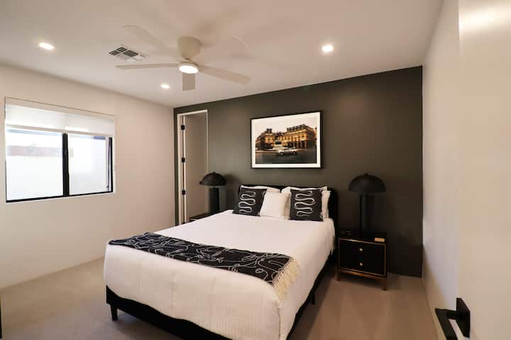 Miegamajame Nr. 2 yra dvigulė putplasčio lova, nestandartinis dekoras, spinta, didelis HDTV su kabeline televizija ir pilnai įrengtas vonios kambarys.