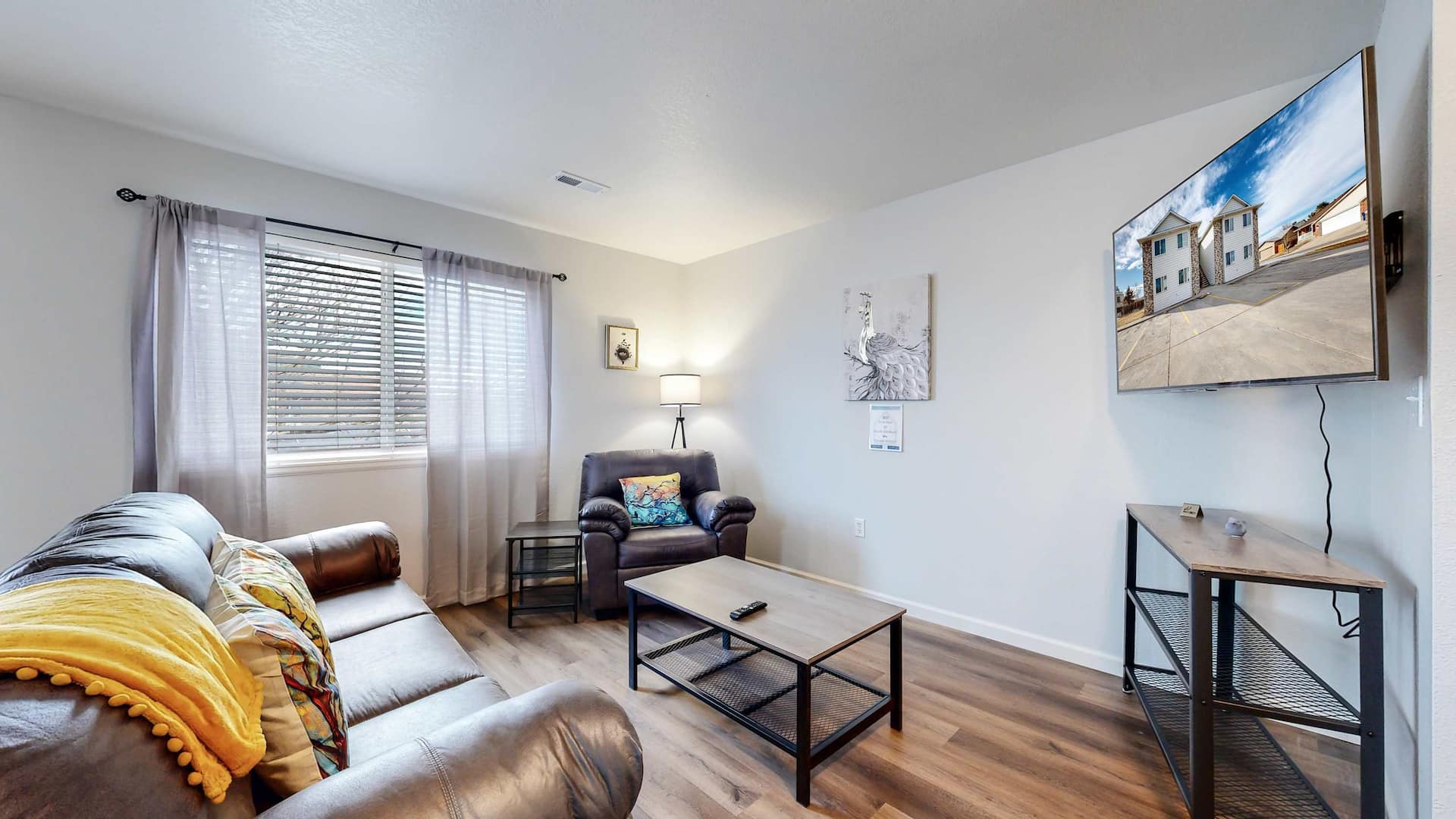 Spacious Two-Bed Updated Near DIA easy Denver Access