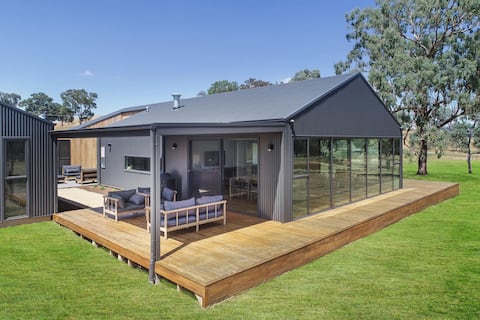 Lawson Lodge - Modern home minutes from Lake