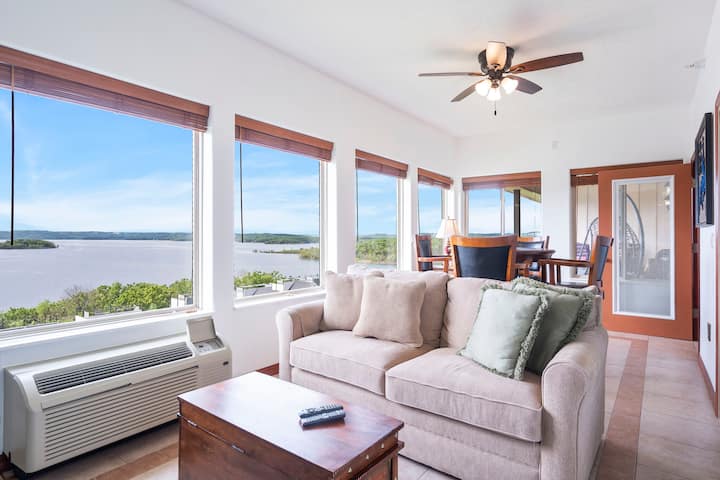 Penthouse Condo - Stunning Lake View - Branson, MO