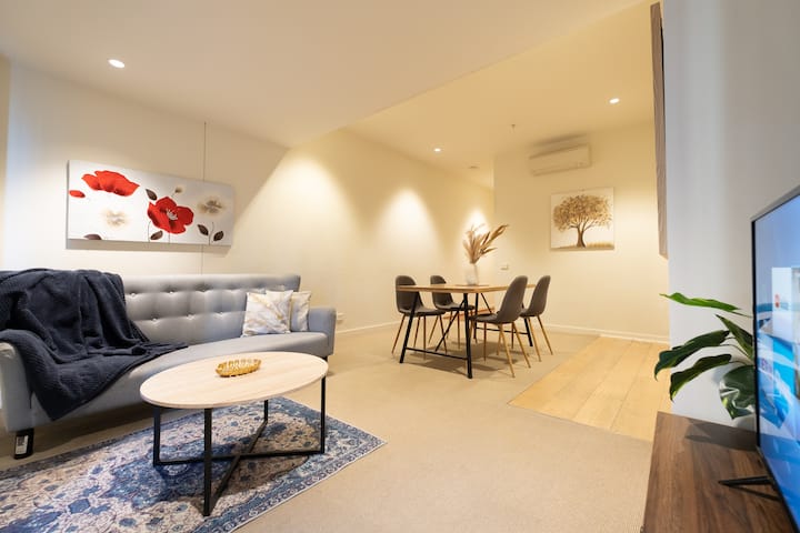 2br Apt Pool Gym Balcony At William St Mel Cbd - Melbourne