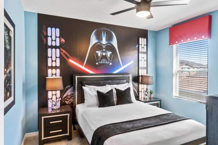 Star Wars Theme of the home in Davenport Florida - Светла и пространа спална соба со големи прозорци за природно осветлување - Прекрасен поглед од прозорецот на спалната соба - Удобно место за одмор со кадифен двоен кревет, совршен за релаксација