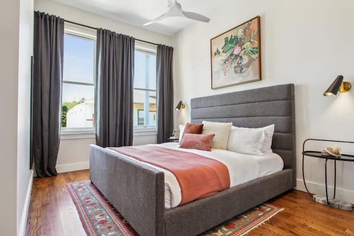 Quarto 1 | 1 cama king size | Colchão de espuma viscoelástica | Banheiro compartilhado | Primeiro andar