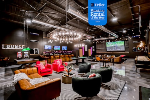 Sleeps 20 - Barn w/ Bar + Games, Pool, Volleyball!