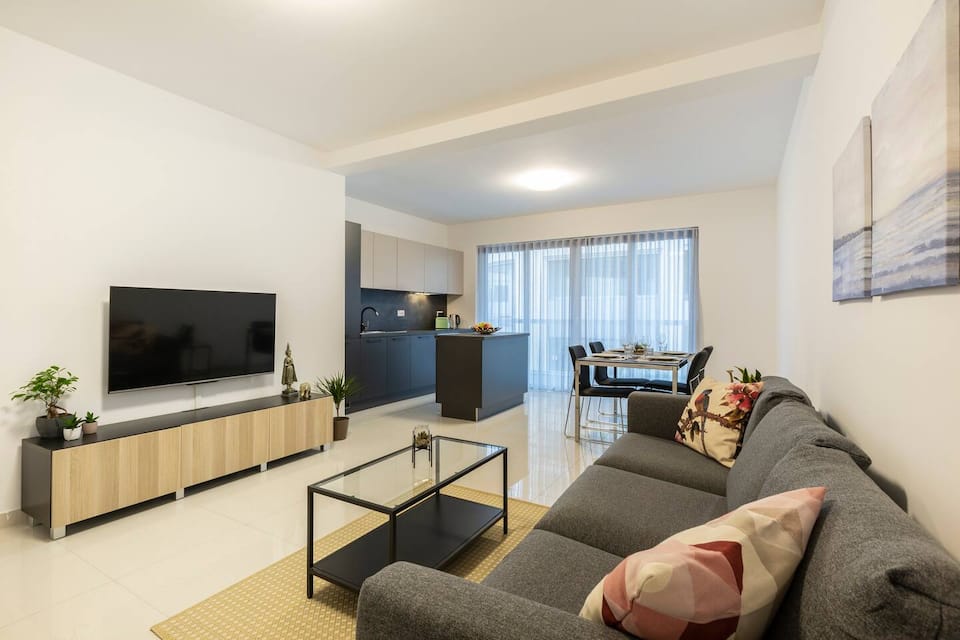 Beautiful Modern Central 2BR Apt — photo 1