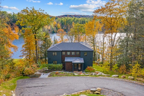 Forget-Me-Not by AvantStay | Bold Lakefront Escape