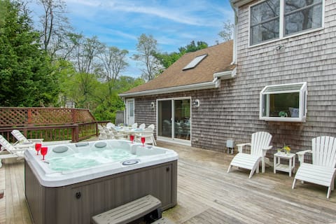 Hot Tub, Game Room, Large Private Yard!
