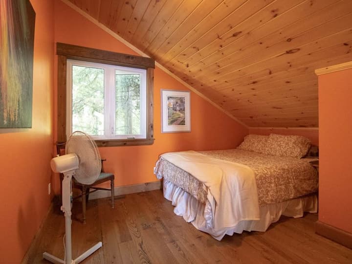 غرفة النوم الثانية (سرير حجم وسط)