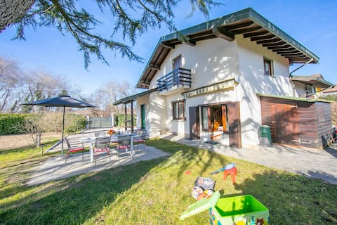 Cedar House Villa Few Minutes From Lake
