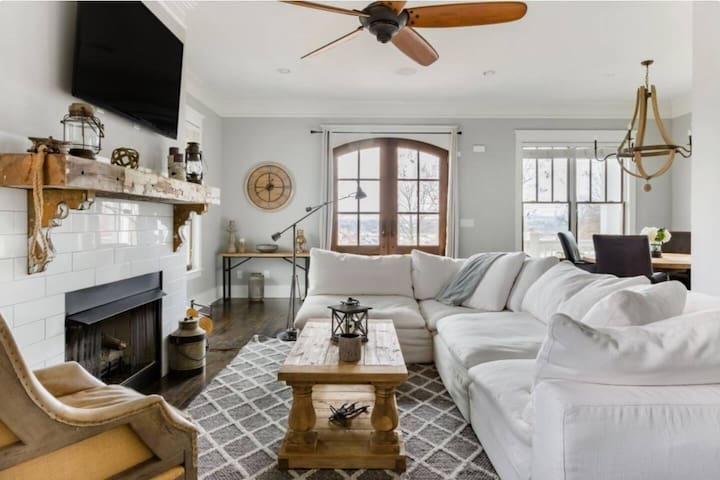 Entire home w/ rooftop hot tub & skyline views