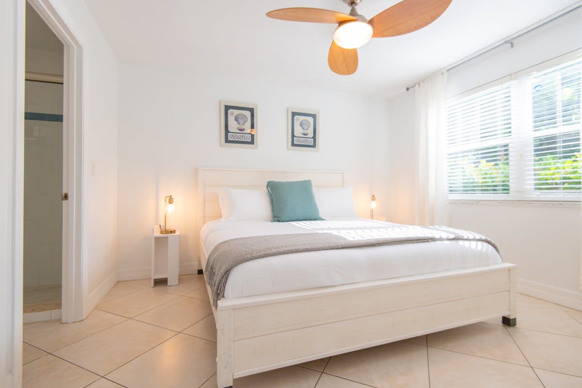 Acomódate en el dormitorio principal con cama tamaño king y baño privado.