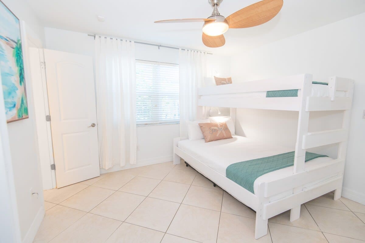 Cómodas literas para niños y adultos por igual. Twin XL sobre literas Queen con un nido doble debajo. ¡Invita a toda la familia!